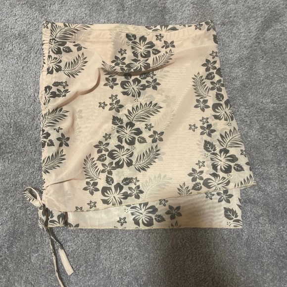 Mini skirt is beige with black flowers. Size M/6. - Picture 2 of 2